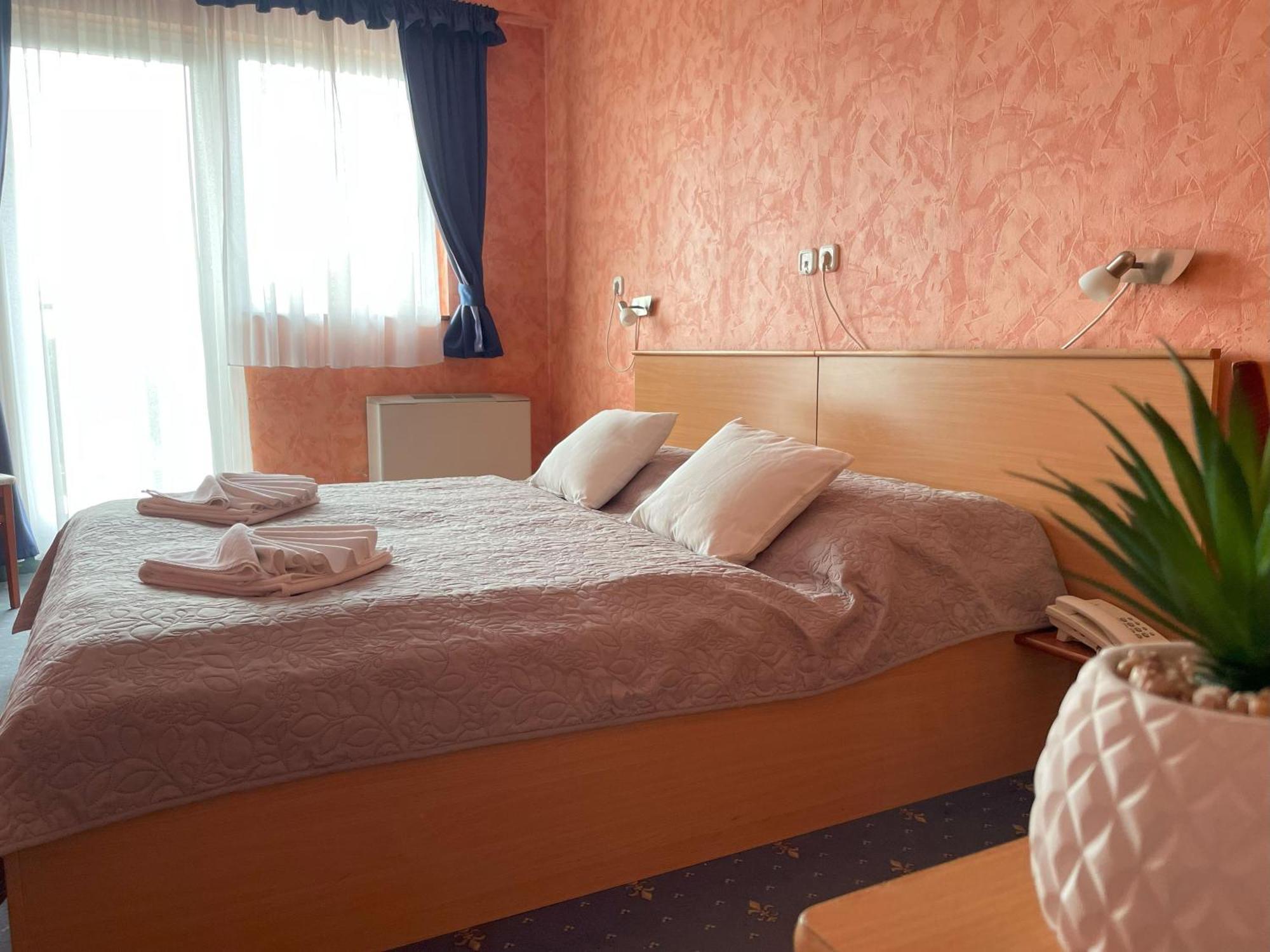 Koenig Hotel Nagykanizsa Bagian luar foto
